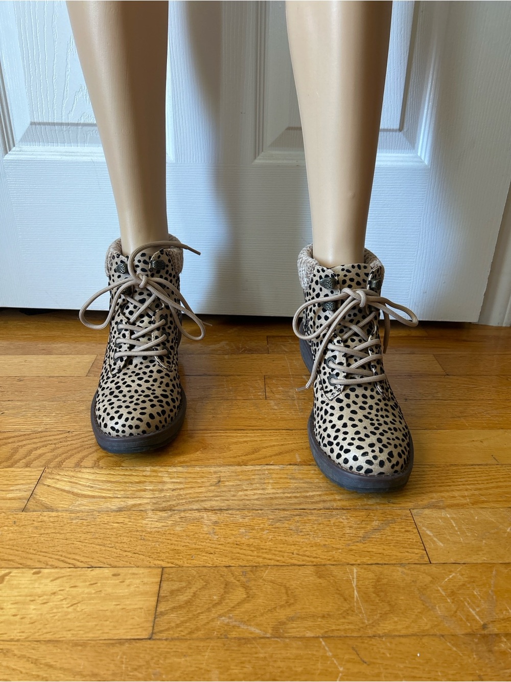Womens Blowfish Malibu Beige Leopard Print Lace-Up Ankle Boots ~ Size 9